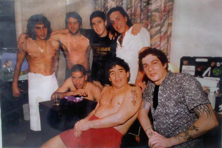 Analizando una foto de Maradona trucada Analizando una foto de Maradona trucada