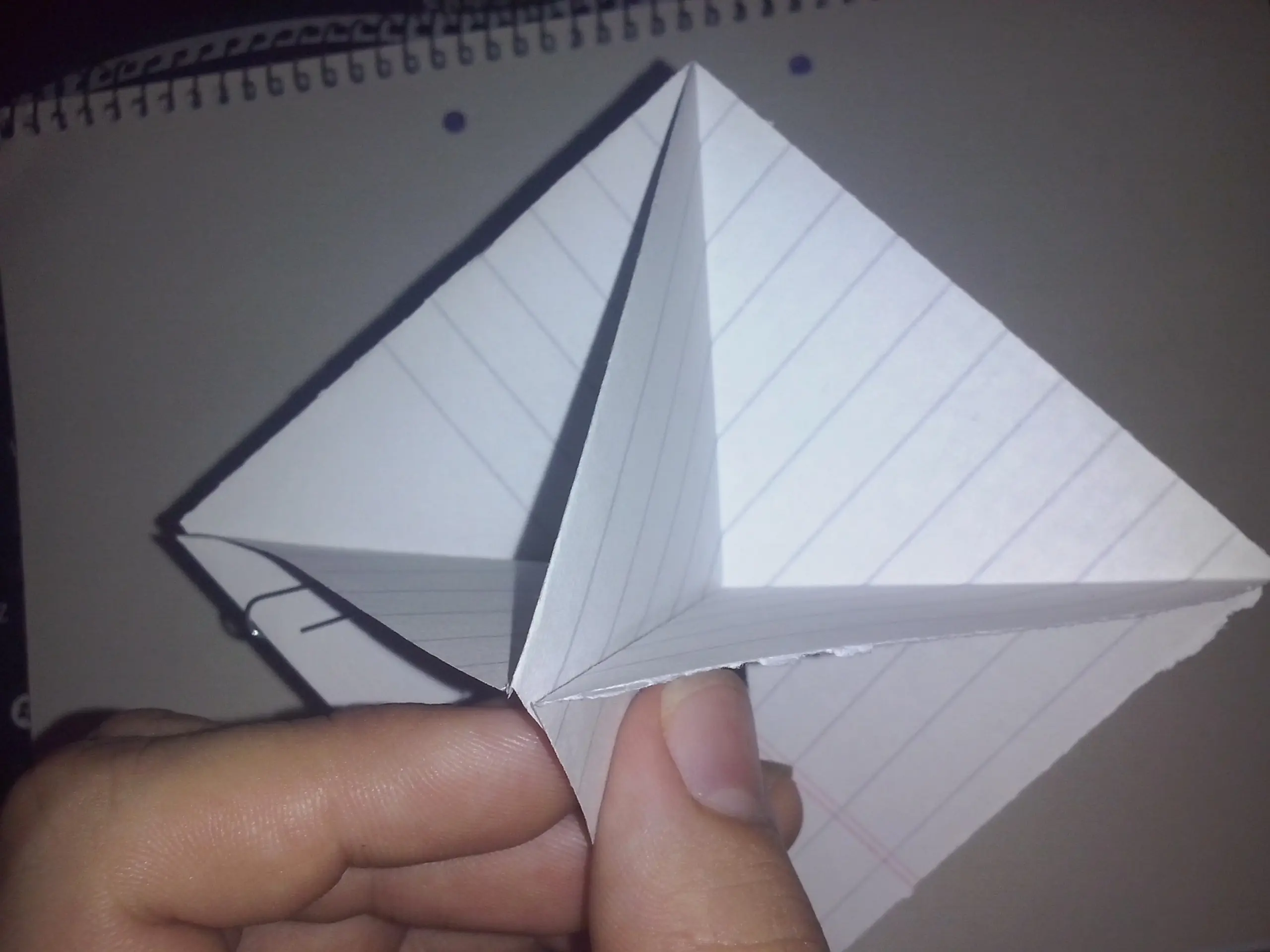 Hice un árbol de navidad con papel y te lo muestro