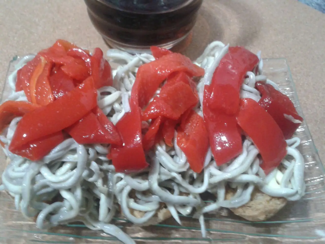 Tapa del día, panecillos con gulas y pimientos rojos