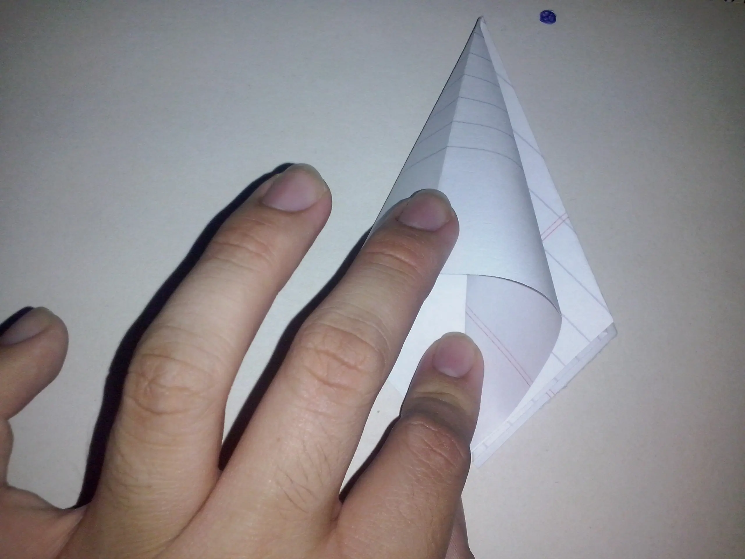 Hice un árbol de navidad con papel y te lo muestro