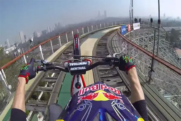 ¡Increíble! hombre realizó maniobras en una moto alrededo