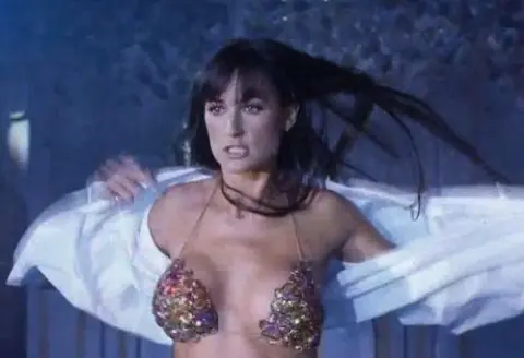 Demi Moore:El mejor strip de la historia de Hollywood (APTO)