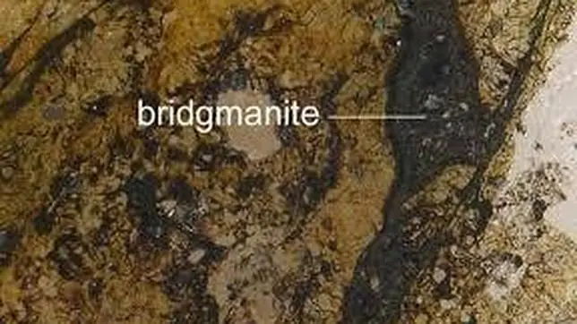El mineral más abundante de la Tierra ya tiene nombre