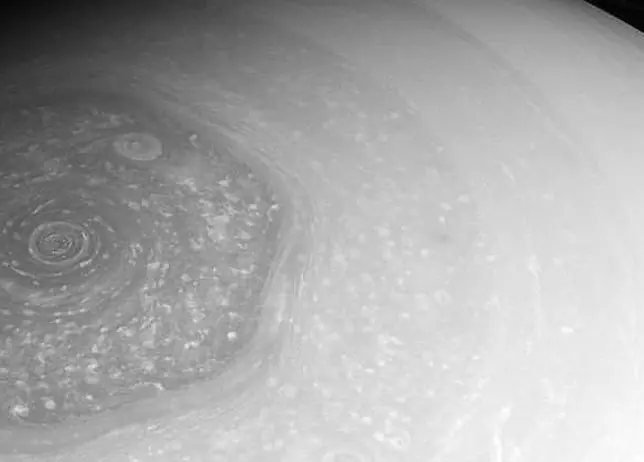Nuevas imágenes del misterioso hexágono de Saturno
