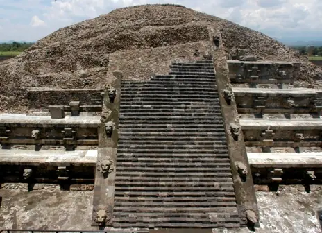 En busca de la tumba de los dioses