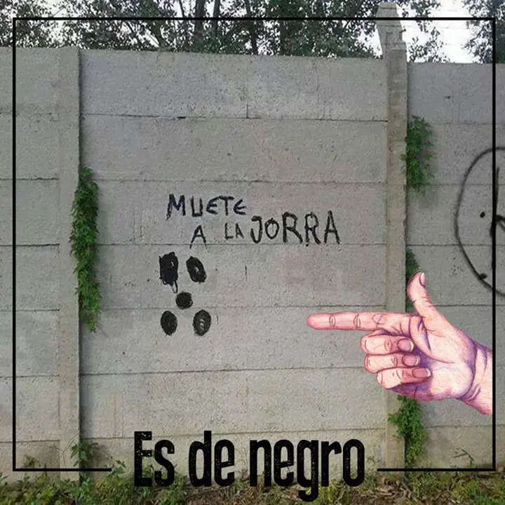 es de negro