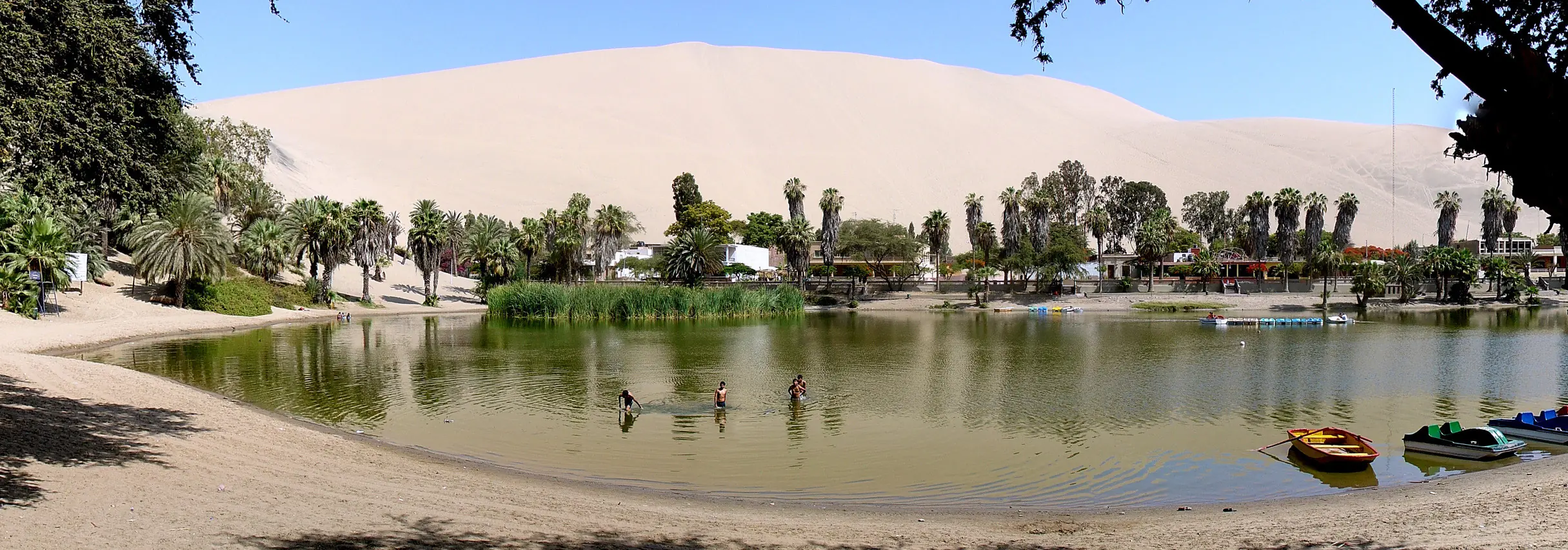 Huacachina: Un oasis en el desierto del Perú