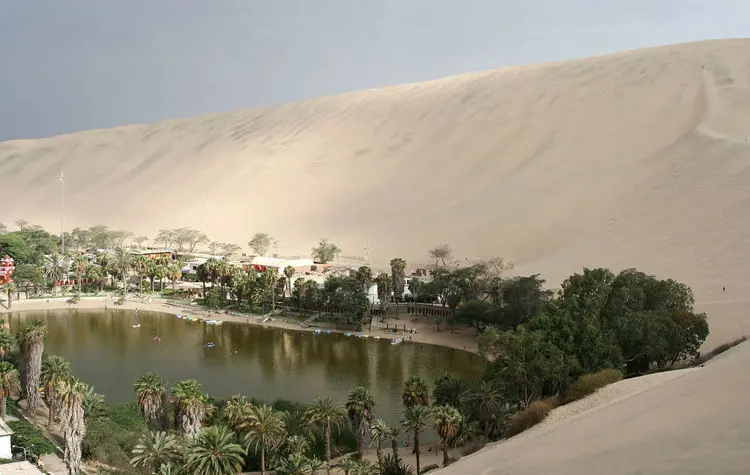 Huacachina: Un oasis en el desierto del Perú