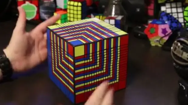 Resolvió el cubo de Rubik más complicado de todos en 7 hor