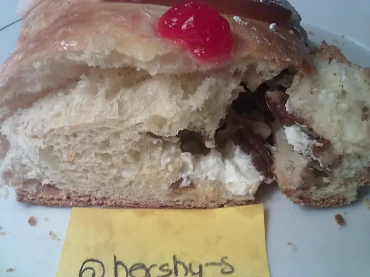 Rosca de reyes con relleno de philadelphia y nueces