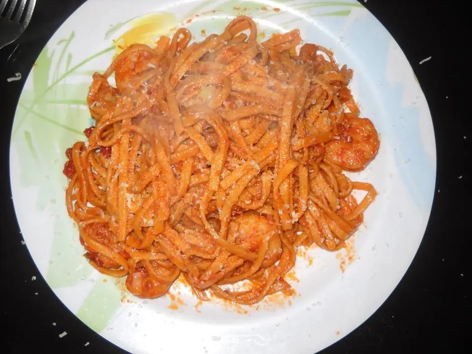 Tallarines con tomates secos y langostinos