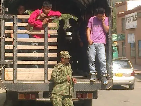 colombia habla de paz y el ejercito recluta los jóvenes