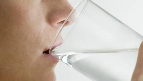 Beneficios de tomar un vaso de agua en Ayunas