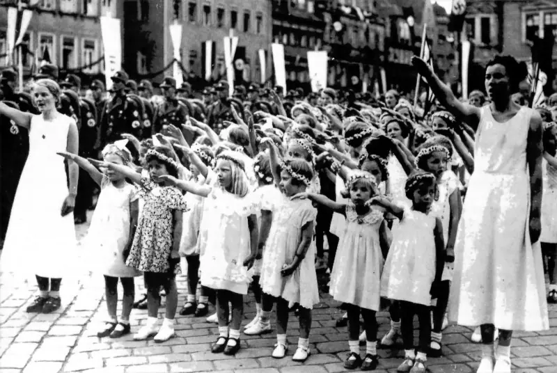 Mira como se vivia en la terrible alemania nazi Mira como se vivia en la terrible alemania nazi