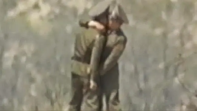 Soldados de Corea del Norte descubiertos besándose