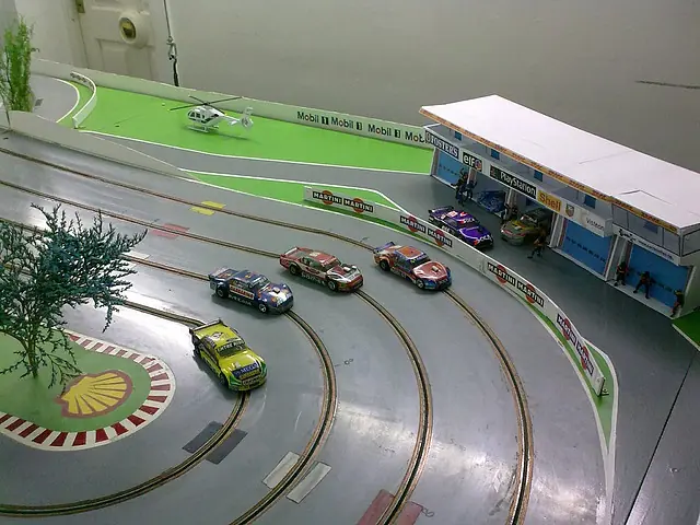 Impresionante pista de autos a escala casera!