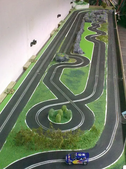 Impresionante pista de autos a escala casera!