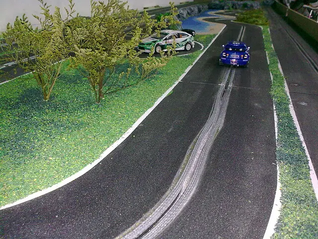 Impresionante pista de autos a escala casera!