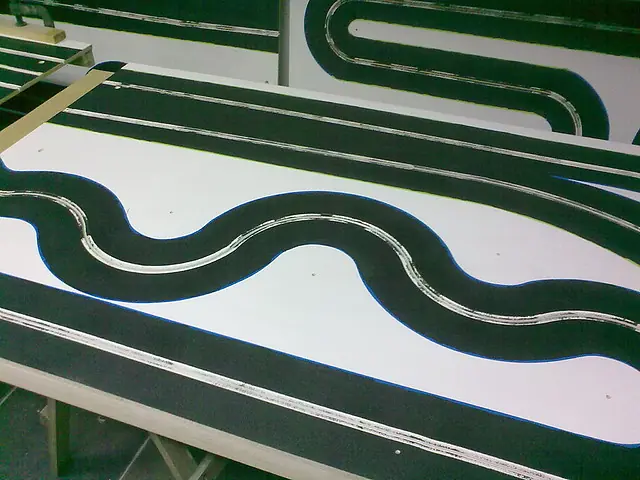 Impresionante pista de autos a escala casera!