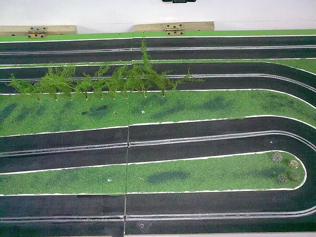 Impresionante pista de autos a escala casera!