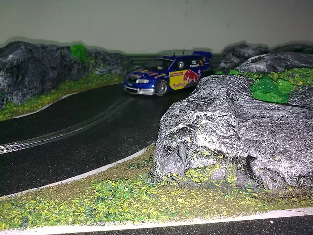 Impresionante pista de autos a escala casera!