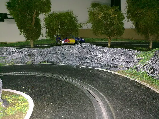Impresionante pista de autos a escala casera!