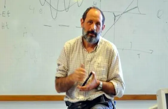 Físico cordobés asegura haber logrado retroceder el tiempo