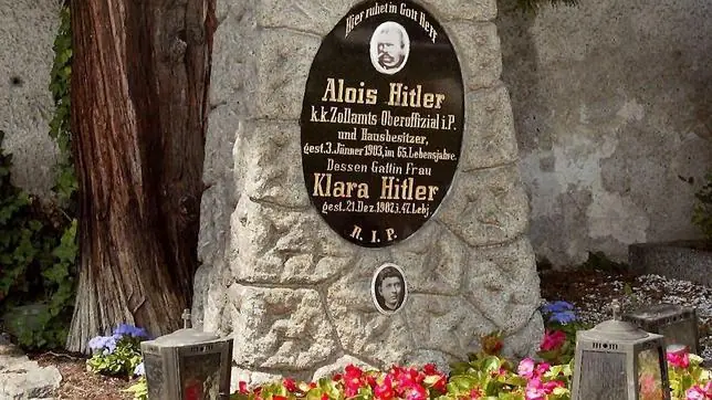 Retiran la tumba de los padres de Hitler