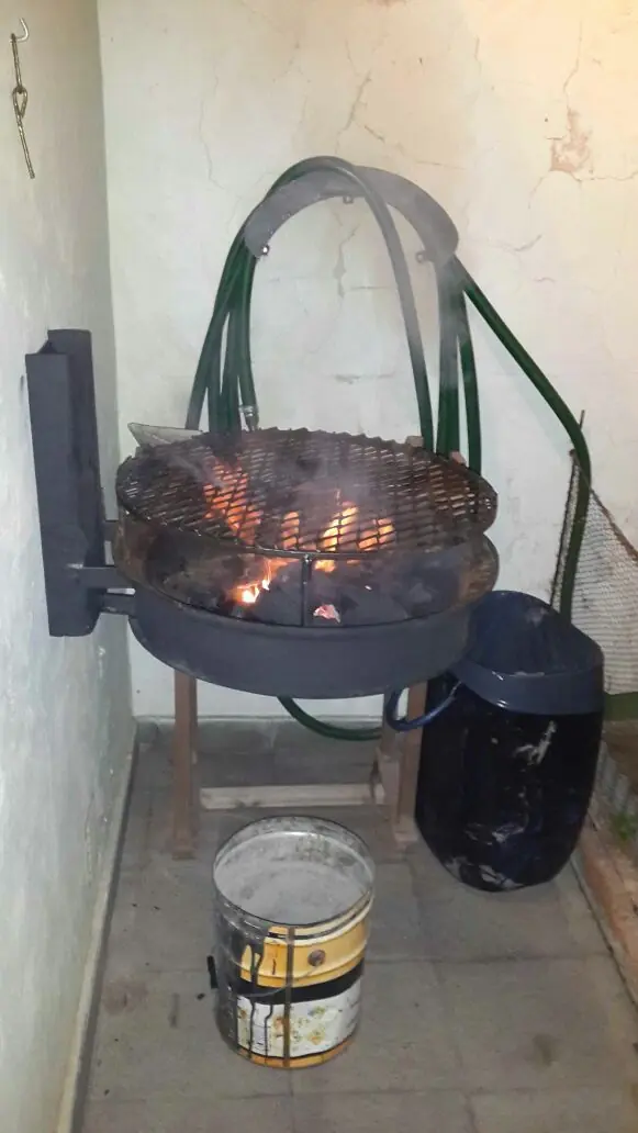 Fabriqué una parrilla plegable reciclada (terminada).