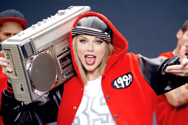 Policia canta un tema de Taylor Swift