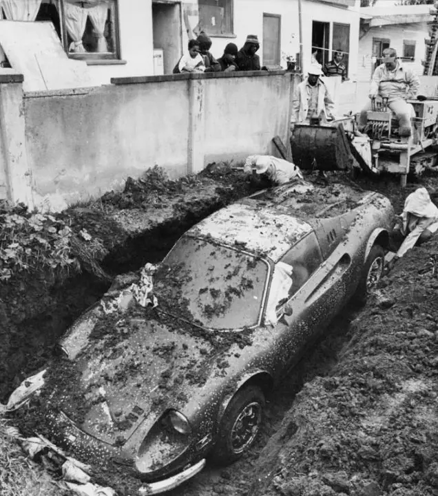10 Increíbles cosas encontradas enterradas en Jardines
