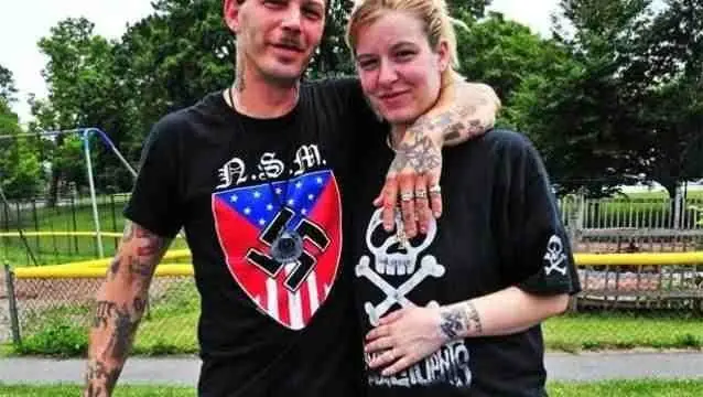 Madre neonazi embarazada con esperas de negros