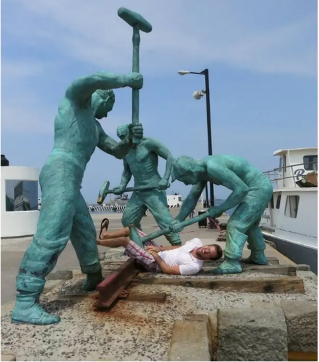 Arruinan estatuas como campeones