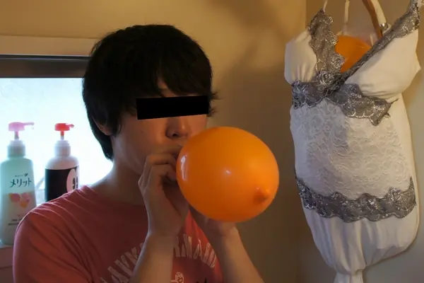 Este chico no tenia novia, mira lo que se fabrico