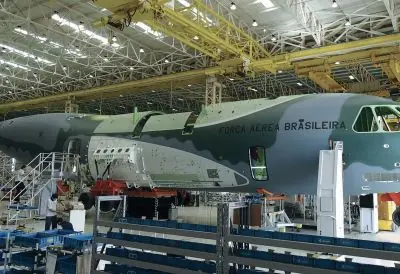 El primer KC-390 ya lleva los colores de la FAB