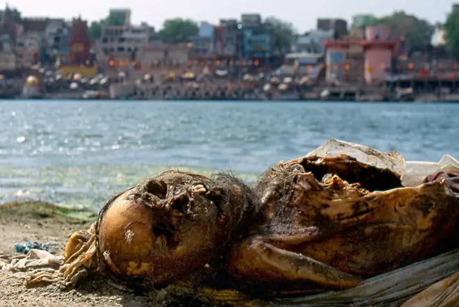 Varanasí, muerte sagrada en el Ganges.