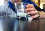 Haz magia aprende el truco del humo en el vaso