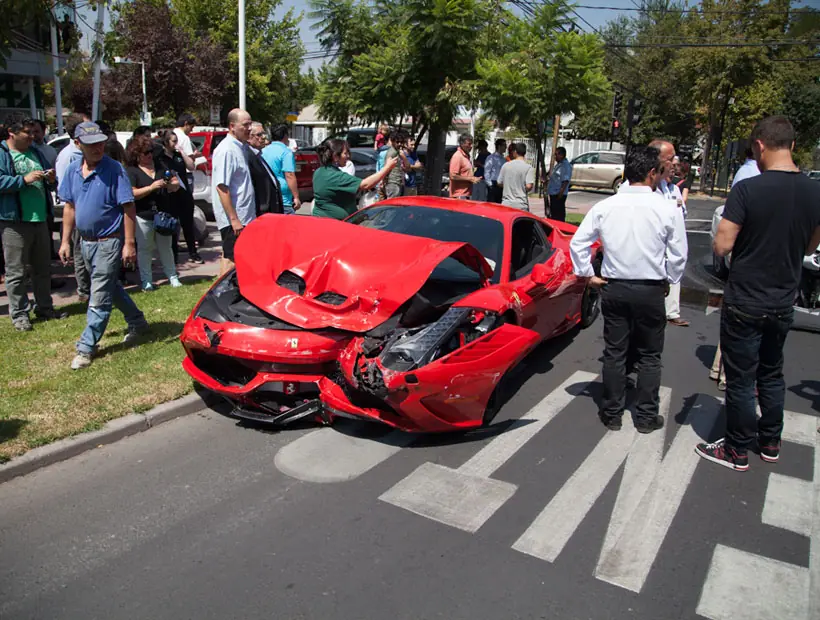Un Ferrari quedó hecho pedazos en Vitacura