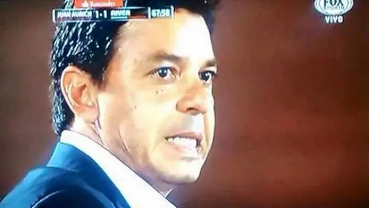 Dibuje a gallardo llorando en paint sai.