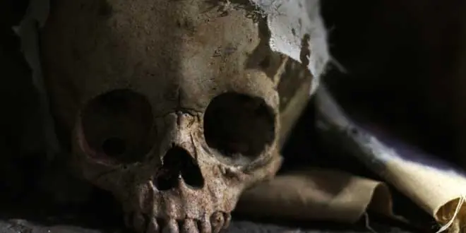 Entra... si quieres saber la historia de "la llorona".