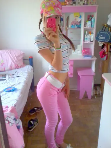 Una mina le quito la casa a un amigo.