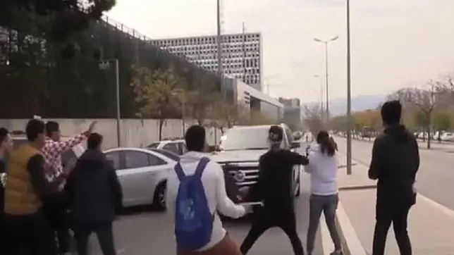 Messi casi atropella a sus fans