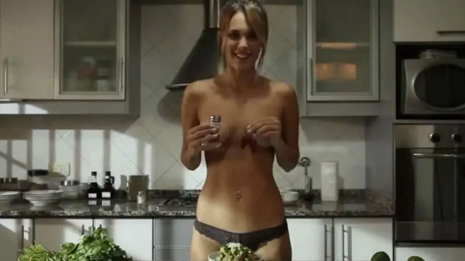YouTube: La chef argentina que se desnuda para dar recetas