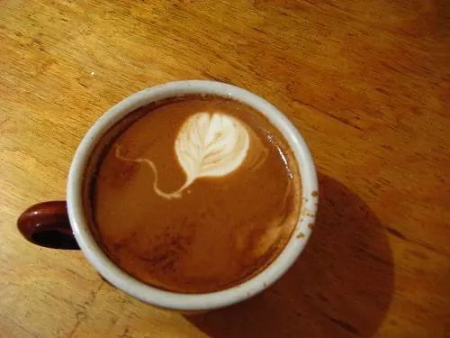 Eyacula en el cafe de su compañera