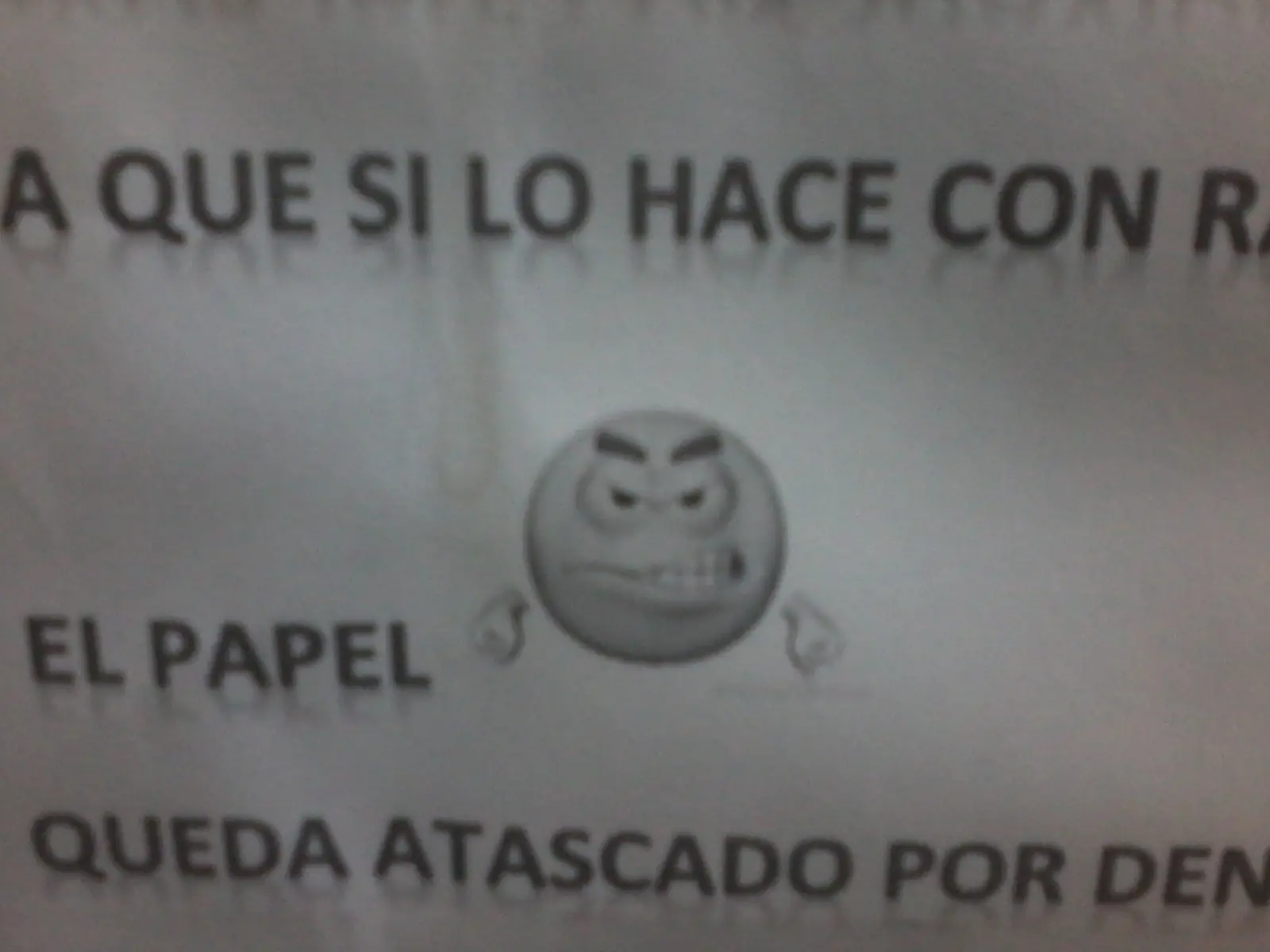 Entre al baño de mi jefa y mirá lo que encontré.