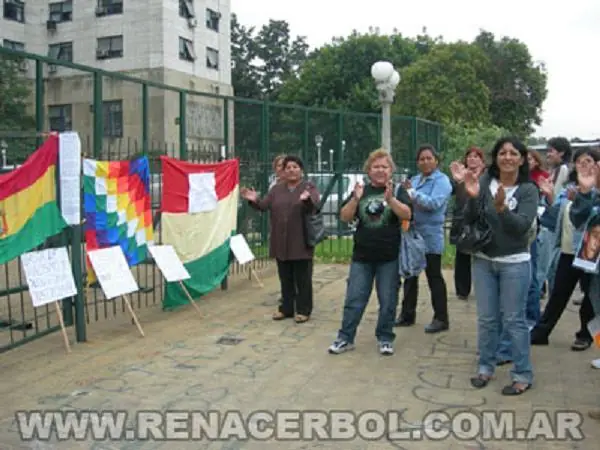 Bolivianos en Argentina, ¿A favor o en contra?