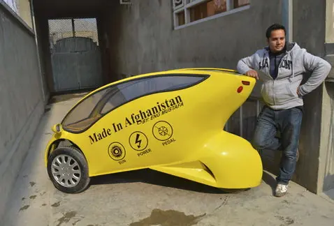 Afgano crea auto solar, eléctrico y a pedales en 45 días