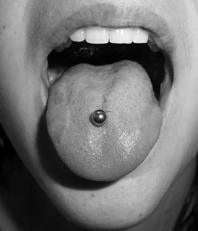 Cuidado y limpieza de un piercing en la lengua