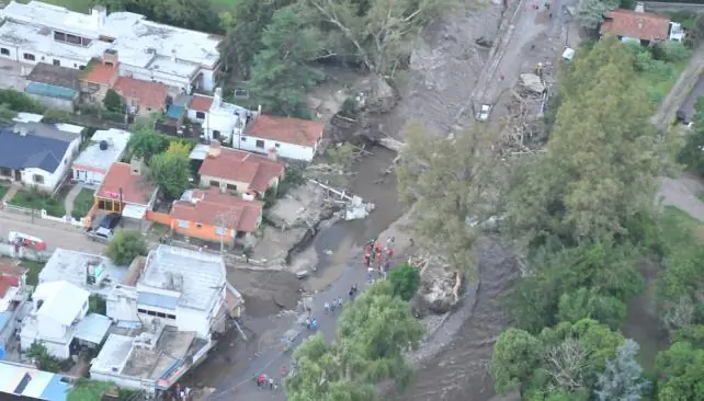 Se ató un cable y se lanzó al agua a salvar mujer y su perro