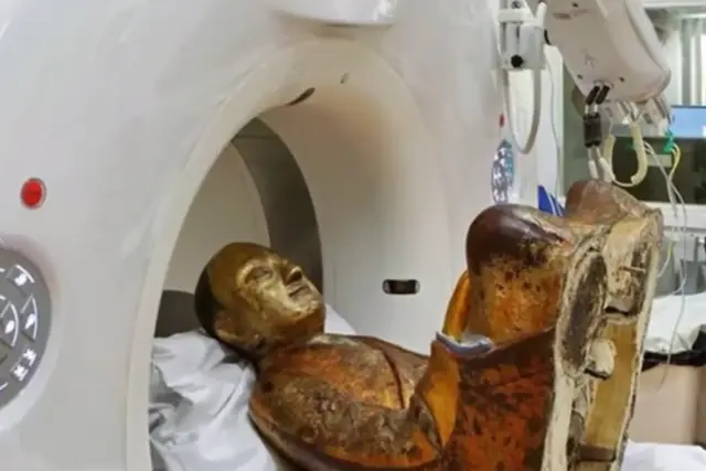 Una estatua de Buda escondía una momia de hace mil años